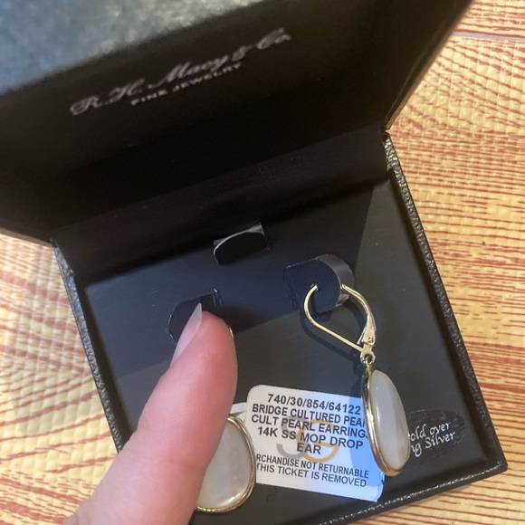 NWT, Macy’s, Mother of Pearl Abstract Earring in 18k Gold Over Sterling Silver - Picture 6 of 9